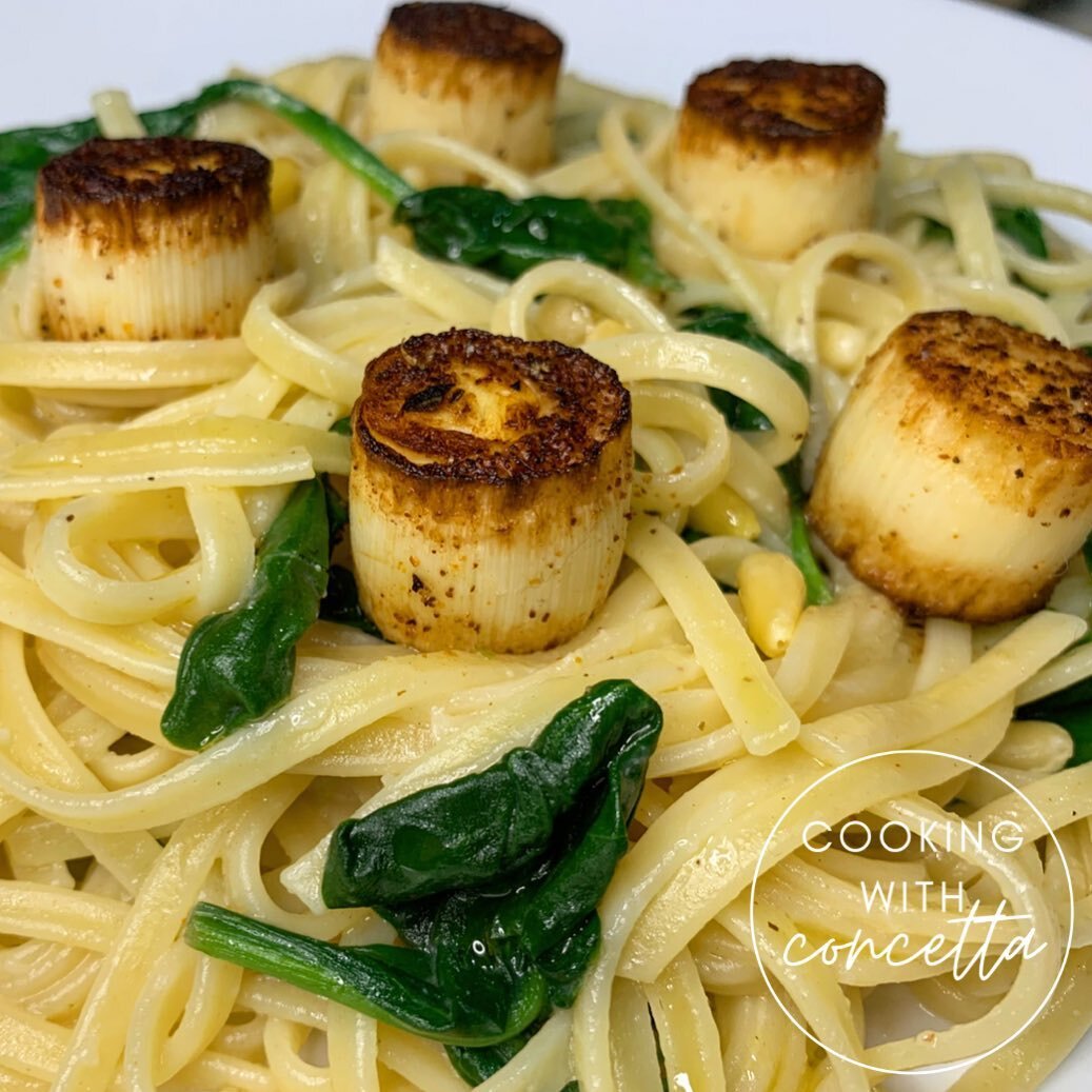 Surprise! Another killer vegan dinner: Blackened hearts of palm scallops with spinach and pine nuts 🌱♥️
 recipe found on link in bio! 
#vegan #vegetarian #heartsofpalm #veganscallop #pasta #maceospice #cookingathome @maceospice